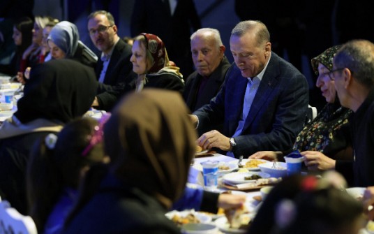 Cumhurbaşkanı Erdoğan İstanbul'da depremzedelerle iftar yaptı: Bir yılda 650 bin konut inşa edeceğiz